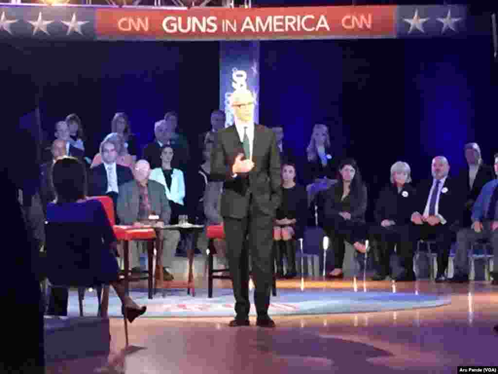 Anderson Cooper memandu acara pertemuan terbuka yang disiarkan langsung oleh CNN bersama Presiden Barack Obama, tidak terlihat di foto, di George Mason University di Fairfax, Virginia, 7 Januari 2016.