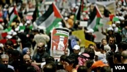 Warga Palestina melakukan unjuk rasa memperingati 'Hari Malapetaka' berdirinya negara Israel (13/5).