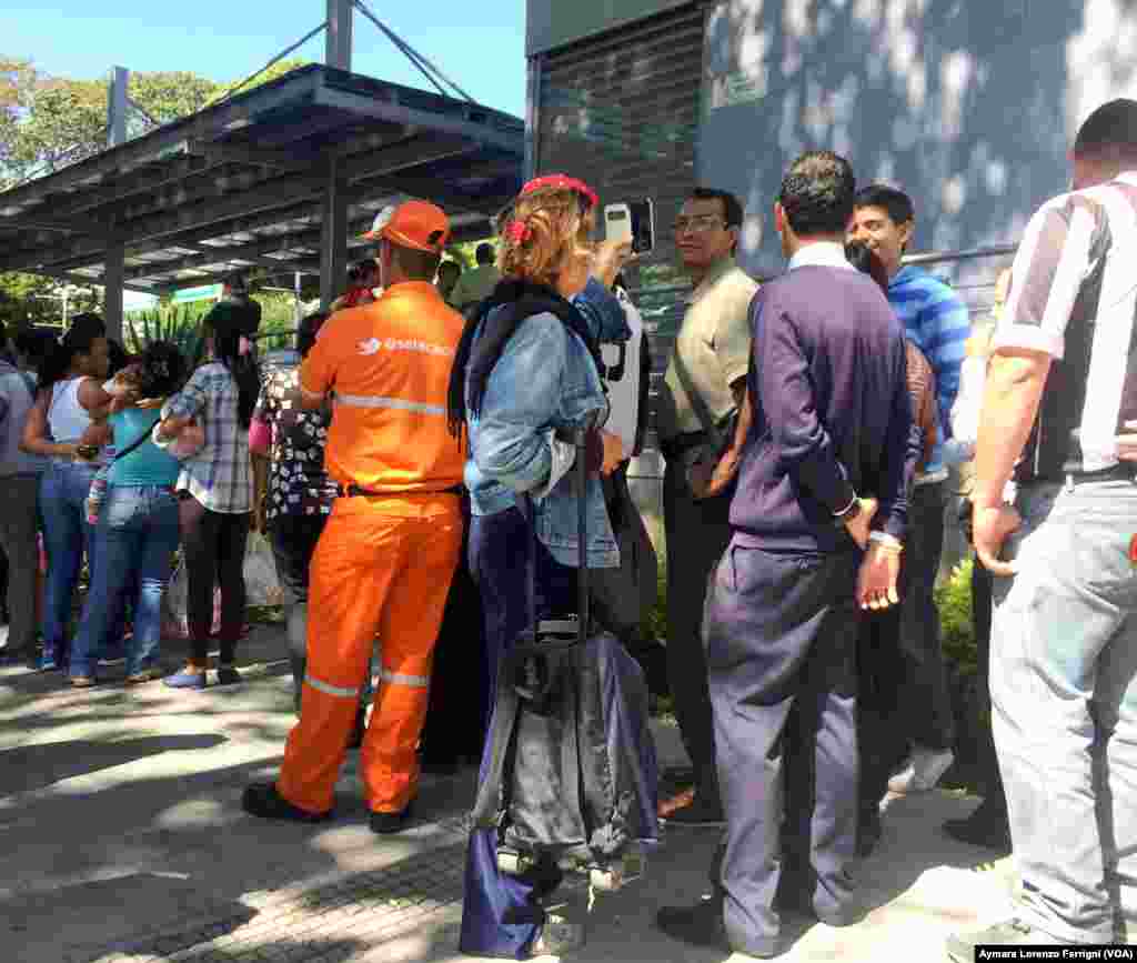 A pesar de las amenazas del gobierno del presidente de Venezuela, Nicolás Maduro, los venezolanos toman fotos de las largas colas para contar lo que ocurre a causa de la escasez.