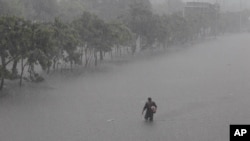 Heavy Rains Batter Manila for Second Day