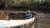 Clément Joseph Rabenabdreasana attrape des crabes dans la mangrove près du village de Beanjavilo, à l'ouest de Madagascar, le 24 avril 2018.