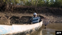 Clément Joseph Rabenabdreasana attrape des crabes dans la mangrove près du village de Beanjavilo, à l'ouest de Madagascar, le 24 avril 2018.