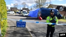 Un policier dans une rue à Salisbury où l’ex-espion russe a été empoisonné avec sa fille, sud de l'Angleterre, le 8 mars 2018 