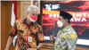 Gubernur Jawa Tengah Ganjar Pranowo (kiri) dan Wakil Gubernur Taj Yasin Maimoen berbincang usai menghadiri acara pembentukan Satgas penanganan kemiskinan ekstrem di Semarang, pada 8 Oktober 2021. (Foto: Courtesy/Humas Pemda Jateng)