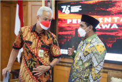 Gubernur Jawa Tengah Ganjar Pranowo dan wakilnya Taj Yasin usai pembentukan Satgas penanganan kemiskinan ekstrem di Semarang, Jumat (8/10). (Foto: Courtesy/Humas Pemda Jateng)