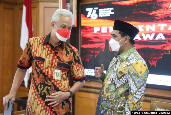 Gubernur Jawa Tengah Ganjar Pranowo dan wakilnya Taj Yasin usai pembentukan Satgas penanganan kemiskinan ekstrem di Semarang, Jumat (8/10). (Foto: Courtesy/Humas Pemda Jateng)