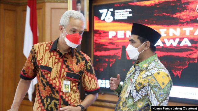Gubernur Jawa Tengah Ganjar Pranowo dan wakilnya Taj Yasin usai pembentukan Satgas penanganan kemiskinan ekstrem di Semarang. (Foto: Courtesy/Humas Pemda Jateng)
