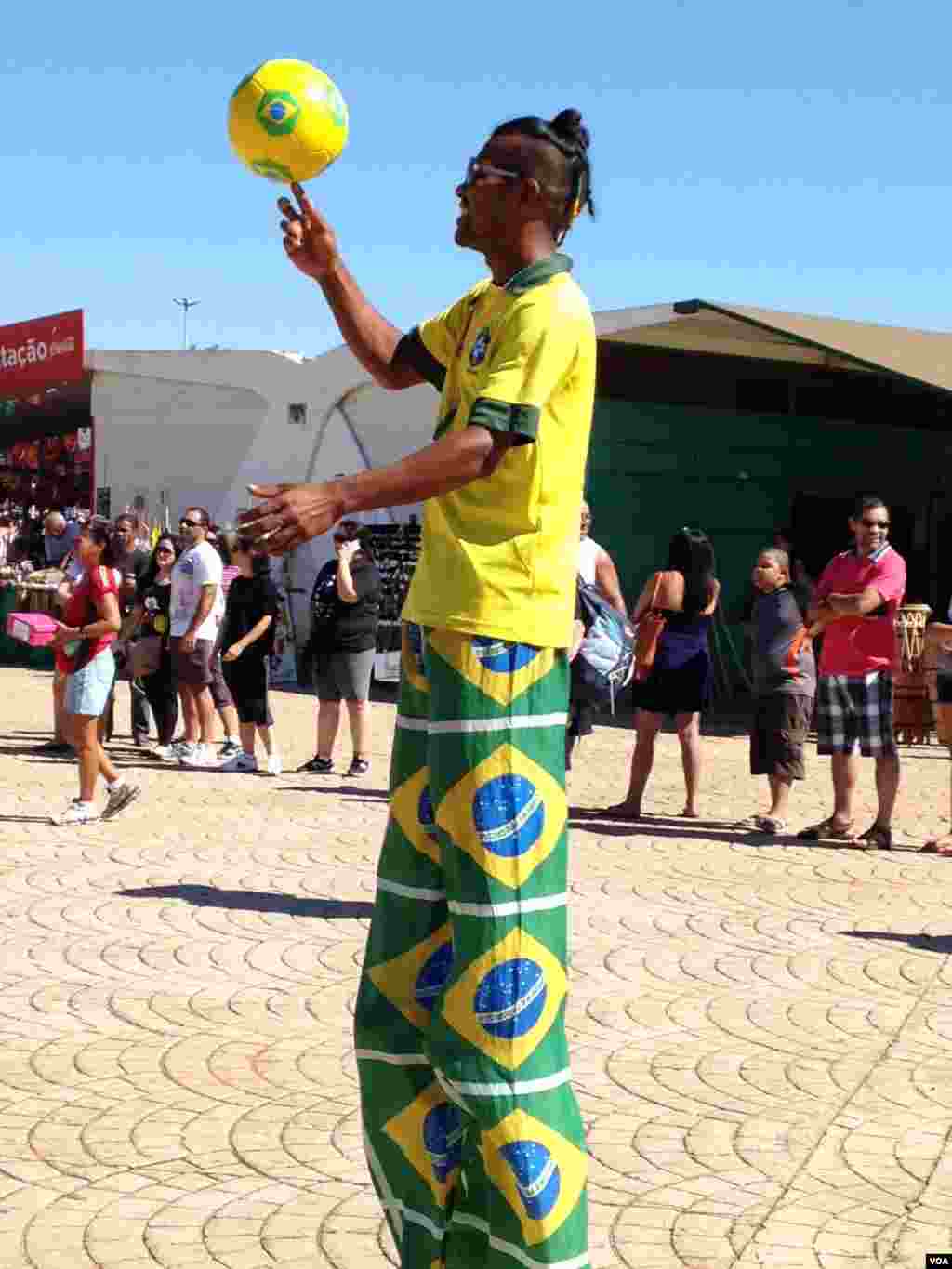 A World Cup fan in Brasilia, Brazil, June 22, 2014. (Nicolas Pinault/VOA)