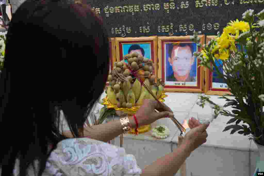 A woman pays her respect to the victims of the 1997 grenade attack that left 16 dead and over 100 injured, in Wat Botum park, Phnom Penh, on Wednesday, March 30, 2016. (Leng Len/VOA Khmer)