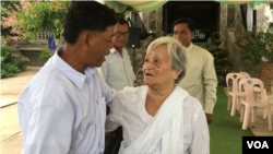 Nuon Chea’s wife Ly Kimseng greets people at the late Khmer Rouge leader’s funeral in Prum Kiri Morokot Temple of Pailin’s Sala Krao District on August 07, 2019. (Aun Chhengpor/VOA Khmer)