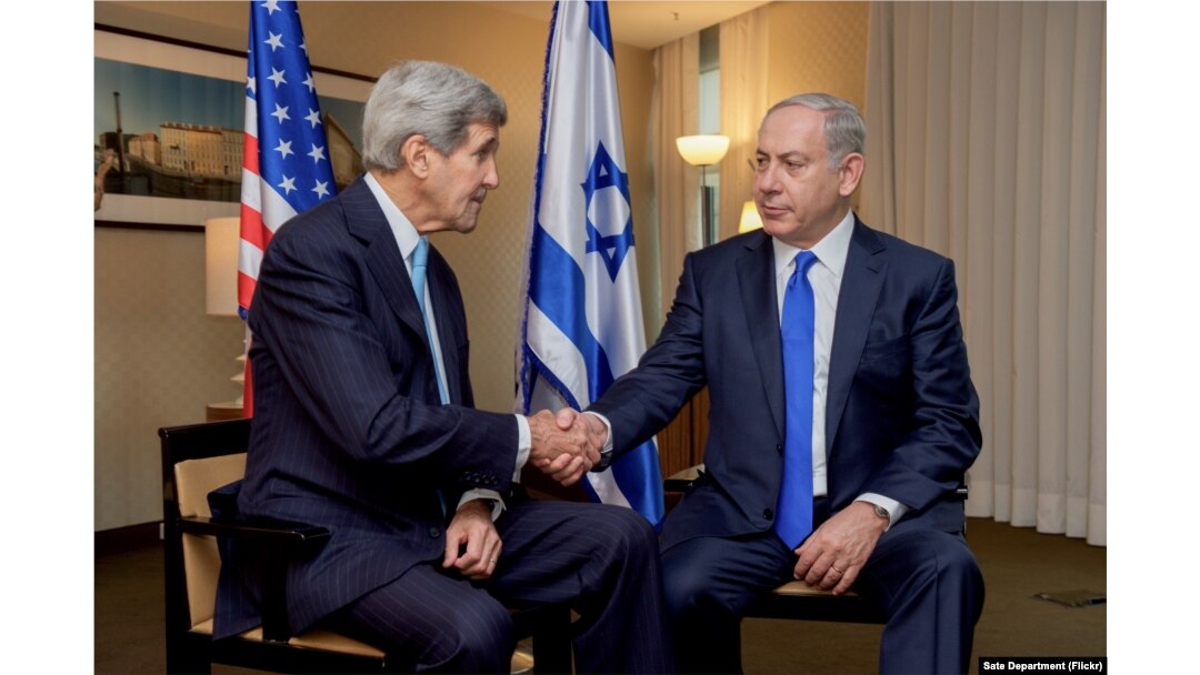 U.S. Secretary of State John Kerry shakes hands with Israeli Prime Minister Benjamin Netanyahu after they address the media before holding a bilateral meeting in Berlin, Germany, Oct. 22, 2015.