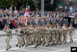 Британські військовослужбовці на параді в Києві