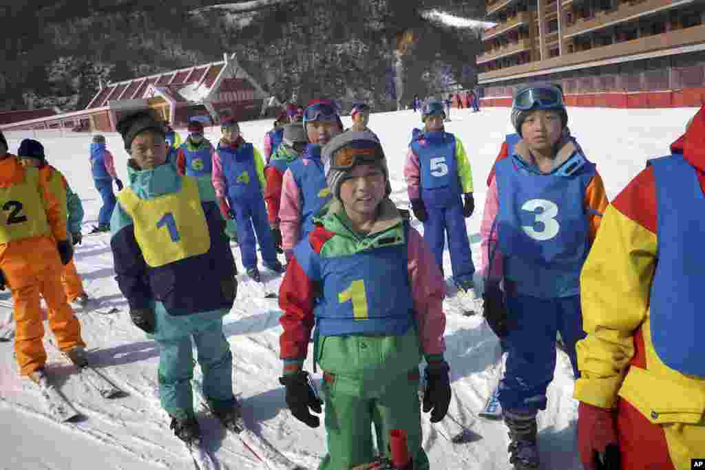 지난 2월 마식령 스키장에서 북한 어린이들이 스키 교습을 받고 있다.