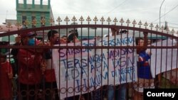 Sejumlah warga yang protes akibat seorang saksi kasus pembunuhan yang dianiaya oknum polisi di Polsek Percut Sei Tuan, Medan, Sumatera Utara, Senin 6 Juli 2020. (Foto: Istimewa)