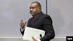 Jean-Pierre Bemba Gombo entre dans une salle d'audience de la CPI lors de son procès pour des crimes commis par ses troupes en Centrafrique, à La Haye, Pays-Bas, 21 mars 2016. epa/ JERRY LAMPEN / POOL