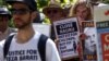 تصاویر از اعتراضات سال گذشته مخالفان سیاست های مهاجرتی استرالیا که خواستار بسته شدن اردوگاه نائورو بودند.