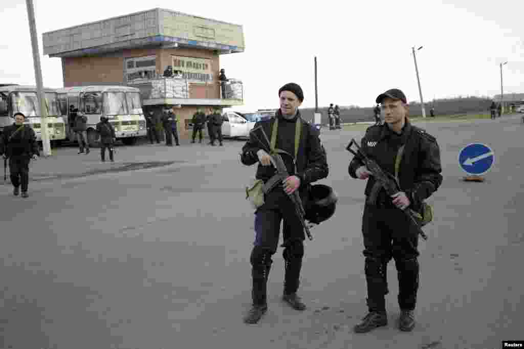 Ukranian troops stand guard at a checkpoint near the city of Izium in the Kharkiv region of east Ukraine, April 15, 2014.