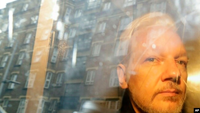 Julian Assange duke u transportuar për në gjykatë