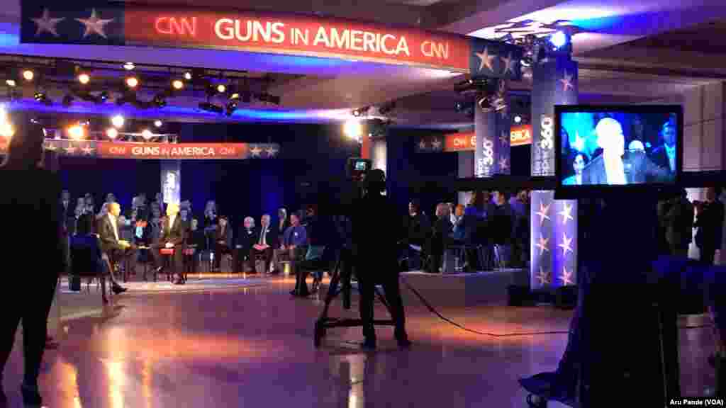 Presiden Barack Obama, kiri, dalam acara pertemuan terbuka yang disiarkan langsung oleh CNN yang dipandu oleh Anderson Cooper, kanan, di George Mason University di Fairfax, Virginia, 7 Januari 2016.