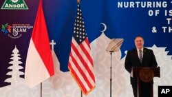 Ngoại trưởng Mỹ Mike Pompeo đọc diễn văn tại tổ chức Nahdlatul Ulama ở Jakarta hôm 29/10/2020, công kích Trung quốc là mối đe dọa cho tự do tôn giáo. (Adek Berry/Pool Photo via AP)