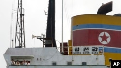Thủy thủ Bắc Triều Tiên trên boong tàu chở hàng Chong Chon Gang tại Sherman Bay gần thành phố Colon, Panama, ngày 12/2/2014.