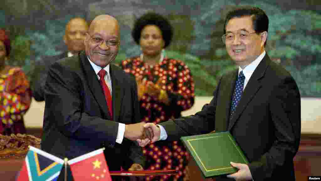 Le président sud-africain Jacob Zuma et son homologue chinois Hu Jintao se serrent la main à Pékin, 24 août 2010.&nbsp;