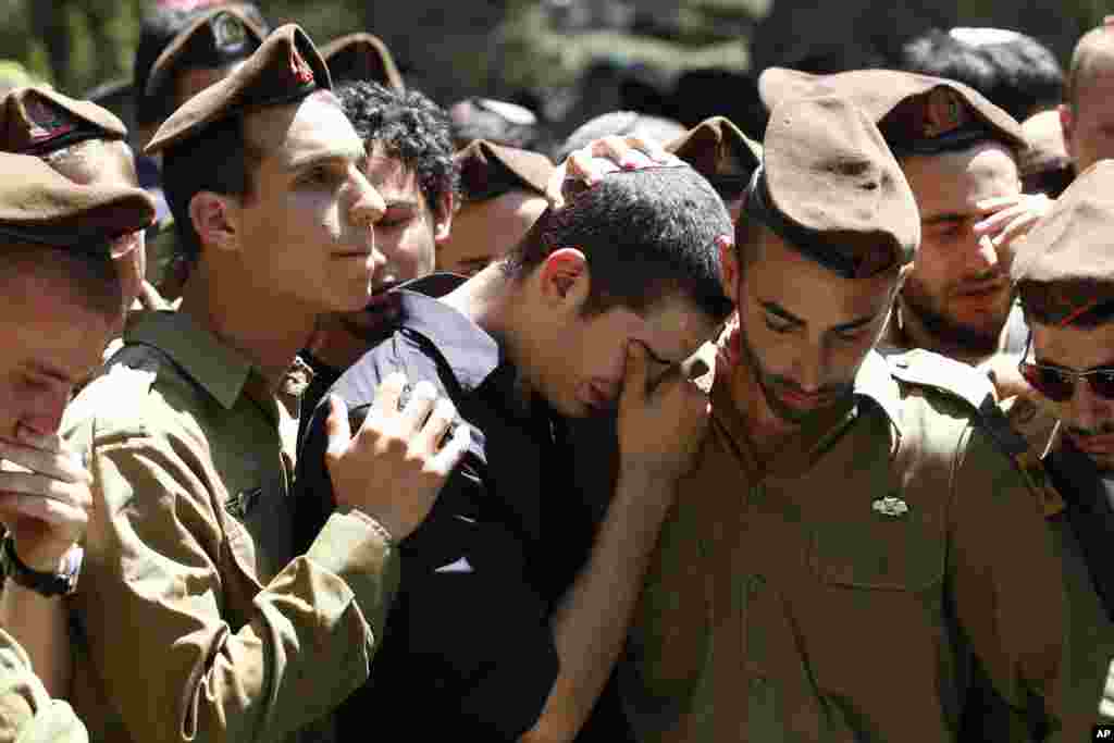 Israeli soldiers mourn during the funeral of their comrade Moshe Naftali, 22, at Mount Herzl military cemetery in Jerusalem August 19, 2011. Israeli aircraft struck Hamas outposts in Gaza and Palestinians fired rockets into southern Israel on Friday as vi