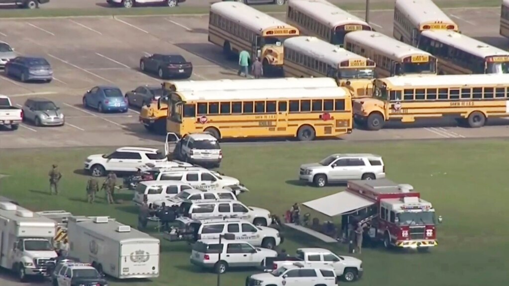 Un tiroteo el viernes en una escuela secundaria cerca de Houston dejó varios muertos, entre 8 y 10, en su mayoría estudiantes