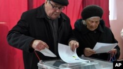 People cast their ballots at a polling station during rebel elections in Donetsk, Ukraine, Nov. 11, 2018. 