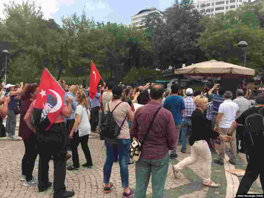Kılıçdaroğlu’nun adalet arayışına destek vermek için CHP İstanbul İl Örgütü de Maçka Parkı’nda “adalet nöbeti” başlattı.
