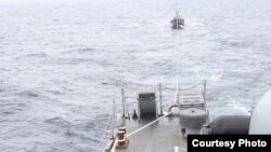 11일 한국 해군 함정이 동해 해상에서 표류 중이던 북한 어선을 구조했다. 사진 제공: 한국 합동참모본부.