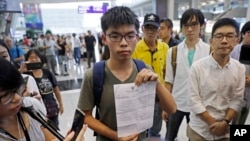Joshua Wong với văn bản nhận được từ cơ quan nhập cảnh Thái Lan sau khi anh đến phi trường ở Bangkok ngày 5/10/2016.