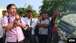 រូប​ឯកសារ៖ លោក ​វន់ ពៅ ​ប្រធាន​សមាគម​សេដ្ឋកិច្ច​ក្រៅ​ប្រព័ន្ធ​ ហៅ​កាត់​ថា​ IDEA​ ថ្លែង​ក្នុង​ពិធី​គោរព​វិញ្ញាណ​ក្ខន្ធ​ លោក ជា វិជ្ជា អតីត​ប្រធាន​សហជីព​សេរីកម្មករ​ នៅ​ខាងមុខ​រូប​សំណាក​របស់​លោក ​ក្បែរ​វិមាន​ឯករាជ្យ​កាល​ពី​ថ្ងៃ​ទី ​២២​ខែ​មករា ឆ្នាំ​២០២០។ (កាន់ វិច្ឆិកា/VOA)