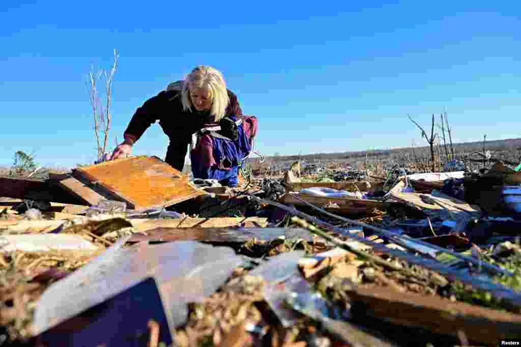 Bu qadın ABŞ-ın bir neçə ştatında baş verən tornadodan sonra anası və xalasının meyitlərinin tapıldığı Douson Sprinqs yaxınlığındakı dağıntılar arasında axtarış aparır