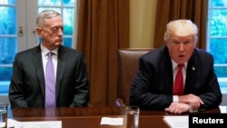 도널드 트럼프 미국 대통령(오른쪽)이 5일 백악관에서 고위 군 지도자들과 만나 북한의 위협과 대응 방안에 대해 설명하고 있다. 왼쪽은 짐 매티스 국방장관.