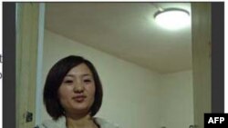 Fu Ming đứng ở cửa phòng của cô ở Bắc Kinh