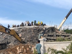 Rescue operation continues in search for those trapped in a building collapse in Kep province, Saturday January 4th, 2020. (Sun Narin/ VOA Khmer)