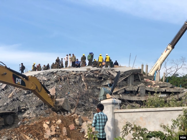 Rescue operation continues in search for those trapped in a building collapse in Kep province, Saturday January 4th, 2020. (Sun Narin/ VOA Khmer)