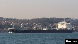 영국 유조선 ‘브리티시 헤리티지’호가 지난 3월 터키 이스탄불 보스포루스 해협에서 흑해로 가기 위해 항해하고 있다. (자료사진)