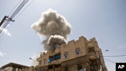 Une maison de l'ancien président yéménite Ali Abdallah Saleh, après un raid aérien mené par l'Arabie à Sanaa, Yémen, le samedi 23 janvier 2016. (AP Photo / Hani Mohammed, File)