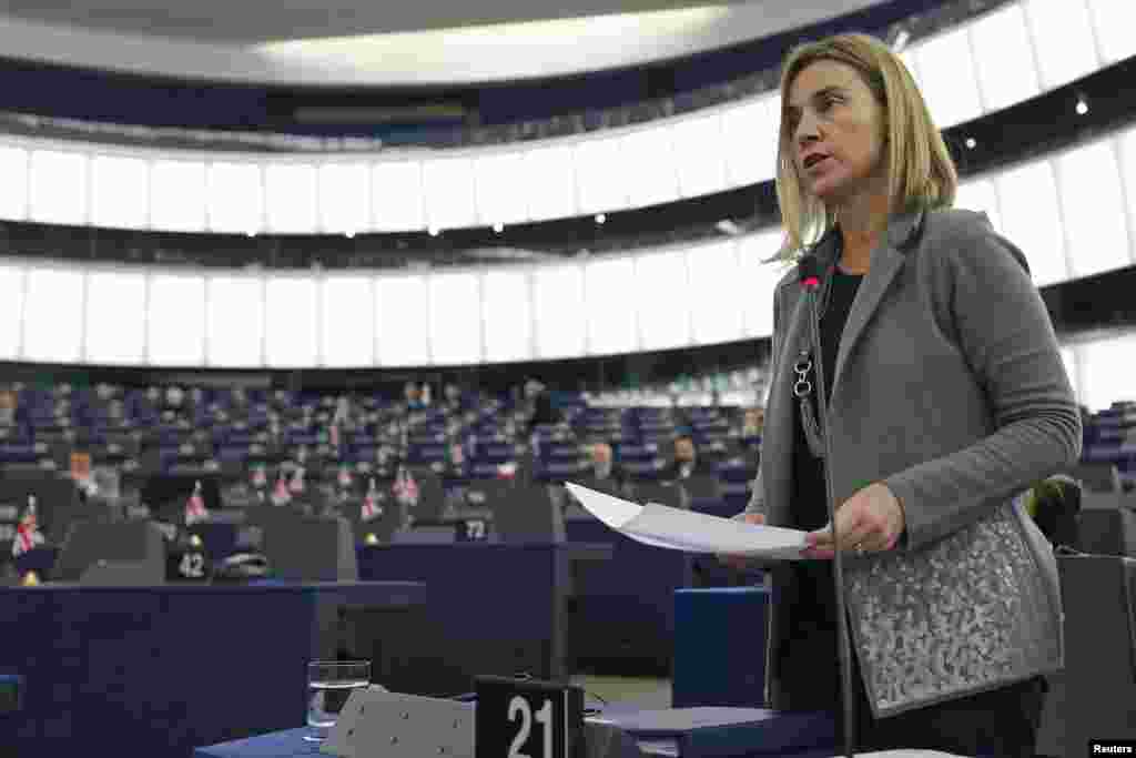 Pejabat tinggi Uni Eropa untuk urusan luar negeri dan kebijakan keamanan, Federica Mogherini, berpidato dalam debat mengenai situasi Ukraina di Parlemen Eropa di Strasbourg (10/2). ​(Reuters/Vincent Kessler)