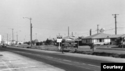Ranh giới giữa Midway City và Westminster, năm 1962, góc Bolsa và Eden hiện nay. Xa xa phía trước sau này sẽ là khu Bank of America và siêu thị ABC. (Hình: OC Archives)