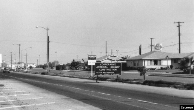 Ranh giới giữa Midway City và Westminster, năm 1962, góc Bolsa và Eden hiện nay. Xa xa phía trước sau này sẽ là khu Bank of America và siêu thị ABC. (Hình: OC Archives)