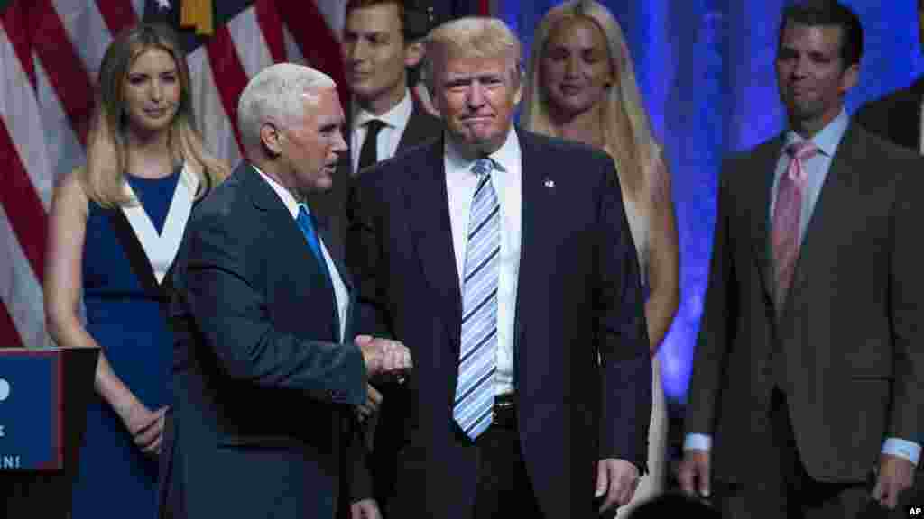 Le candidat républicain Donald Trump serre la main avec le gouverneur Mike Pence, après l&#39;avoir annoncé comme candidat à la vice-présidence, le 16 juillet, 2016 à New York.