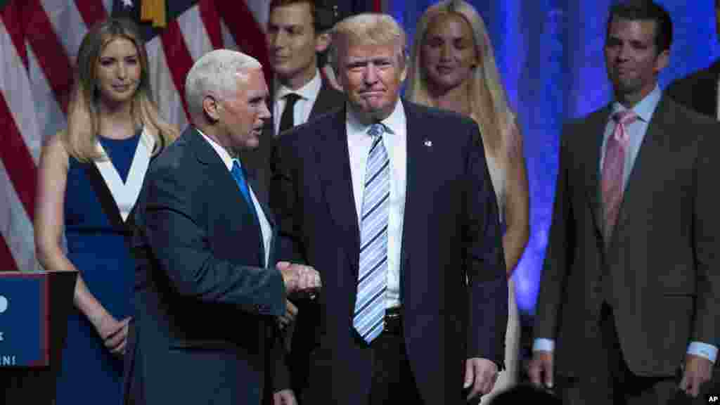 Le candidat républicain Donald Trump serre la main avec le gouverneur Mike Pence, après l'avoir annoncé comme candidat à la vice-présidence, le 16 juillet, 2016 à New York.