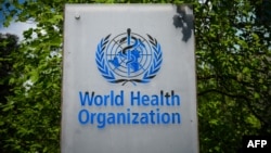 Logo di depan Kantor Organisasi Kesehatan Dunia (WHO) di Jenewa, 24 April 2020. (Foto oleh Fabrice COFFRINI / AFP)