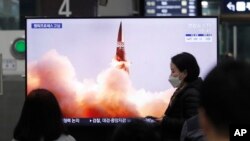 韩国民众正在观看朝鲜发射弹道导弹的新闻（2021年三月二十六号）