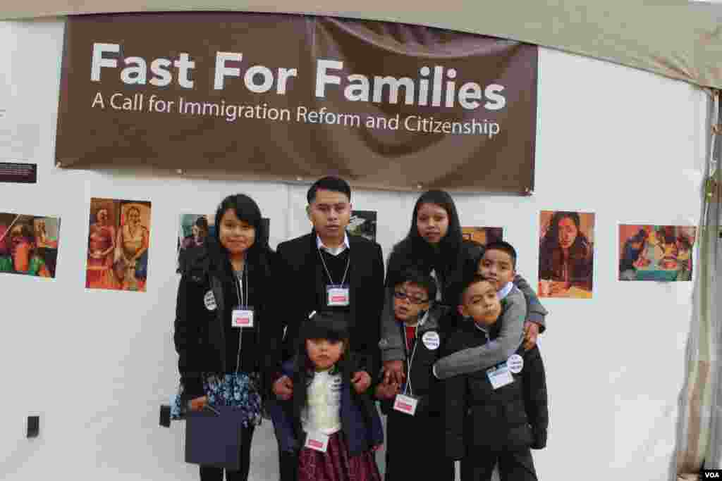Marisol Fabián junto a su familia llegó a Washington para apoyar la campaña y expresó que tiene miedo de ser deportada y separada de sus hijos que son ciudadanos estadounidenses.