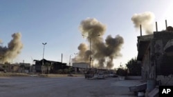 叙利亚民防组织“白盔队”公布的照片显示叙利亚政府空袭了东古塔地区的杜马镇后，当地升起浓烟。（2018年4月7日）