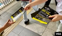 多个民间团体成员派传单，呼吁市民关注入境条例修订影响香港人出入境自由，形容是”闭关锁港” (美国之音/汤惠芸)